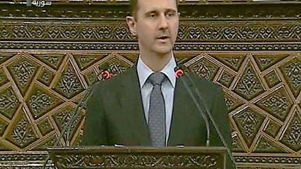 Baschar al-Assad spricht vor dem Parlament in Damaskus. Die Rede wurde vom Staatsfernsehen übertragen.