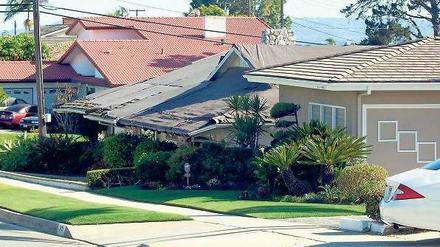 Ladera Heights heißt der Stadtteil in Los Angeles, wo Ed Wedbush lebt. Das Haus in der Mitte gehört ihm. Es verfällt, weil der 78-Jährige keine Handwerker ins Haus lässt. Manchmal klettert er persönlich aufs Dach, um mit Planen die Löcher abzudecken. 