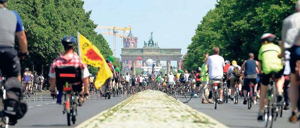 Alle Autos stehen still. Inoffiziell ist die Straße des 17. Juni längst der zentrale Festplatz der Stadt. Am Sonntag hatten ihn die Radler in Beschlag genommen.