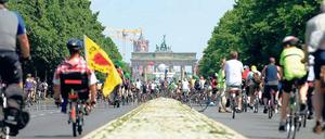 Alle Autos stehen still. Inoffiziell ist die Straße des 17. Juni längst der zentrale Festplatz der Stadt. Am Sonntag hatten ihn die Radler in Beschlag genommen. 