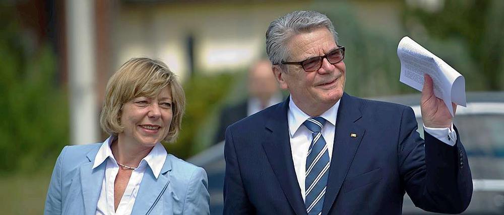 Bundespräsident Joachim Gauck und seine Lebensgefährtin Daniela Schadt auf dem Flughafen Tegel vor Beginn ihrer Israel-Reise.