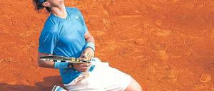 Genug gequält. Rafael Nadal ließ sich nach seinem Sieg über Roger Federer glücklich in die rote Asche von Paris sinken. Der Spanier hatte in den ersten Runden einige Probleme gehabt und selbst nicht an den erneuten Titelgewinn geglaubt. Foto: Reuters