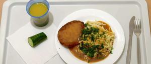 Paniertes Putenschnitzel mit Spätzle und Soße, dazu Gurke und Orangensaft. Ein Hauptgericht muss beim Schulessen aus mindestens zwei Komponenten bestehen. Außerdem muss ein Menü Suppe oder Rohkost als Vorspeise und frische Desserts oder Obst als Nachspeise beinhalten.