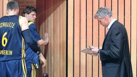 Der Letzte macht die Tür zu. Die Saison ist für Albas Coach Gordon Herbert und seine Spieler beendet. Noch ist unklar, wer in Berlin bleibt. Foto: dapd