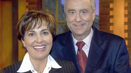 Paola und Kurt Felix posieren nach der Aufzeichnung der Talkshow "Beckmann" am 16.01.2006 im Studio Hamburg.