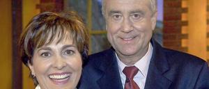 Paola und Kurt Felix posieren nach der Aufzeichnung der Talkshow "Beckmann" am 16.01.2006 im Studio Hamburg.