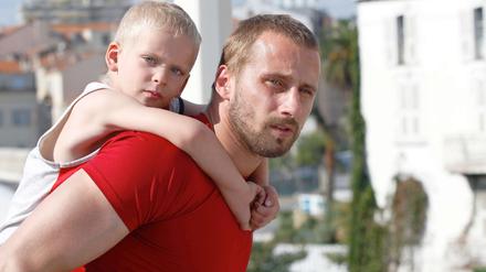 Stark. Kickboxer Ali (Matthias Schoenaerts) trampt in „De rouille et d’os“ von Jacques Audiard mit seinem Sohn an die Côte d'Azur.