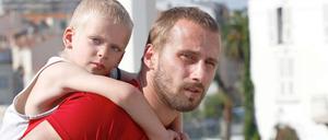 Stark. Kickboxer Ali (Matthias Schoenaerts) trampt in „De rouille et d’os“ von Jacques Audiard mit seinem Sohn an die Côte d'Azur.