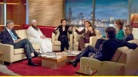 Prediger. Hassan Dabbagh (li.) forderte in einer teils chaotisch wirkenden Sendung, dass die „Hetze“ gegen die Salafisten in Deutschland ein Ende haben müsste.
