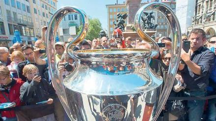 Da ist das Ding! Der Champions-League-Pokal ist schon seit Montag in München.