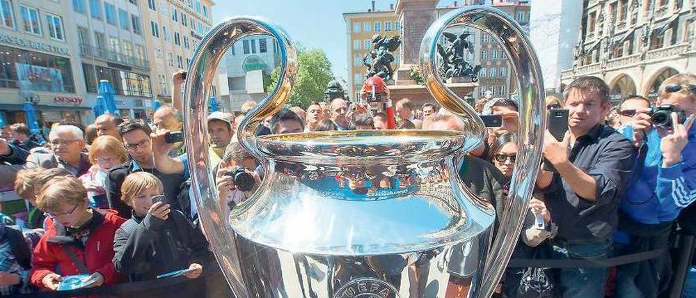 Da ist das Ding! Der Champions-League-Pokal ist schon seit Montag in München.