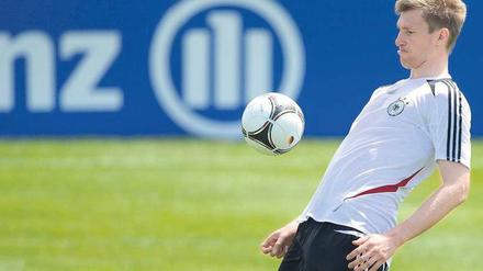 Biegsam, nicht hölzern. Bundestrainer Joachim Löw hält große Stücke auf den 1,98 Meter langen Per Mertesacker. 