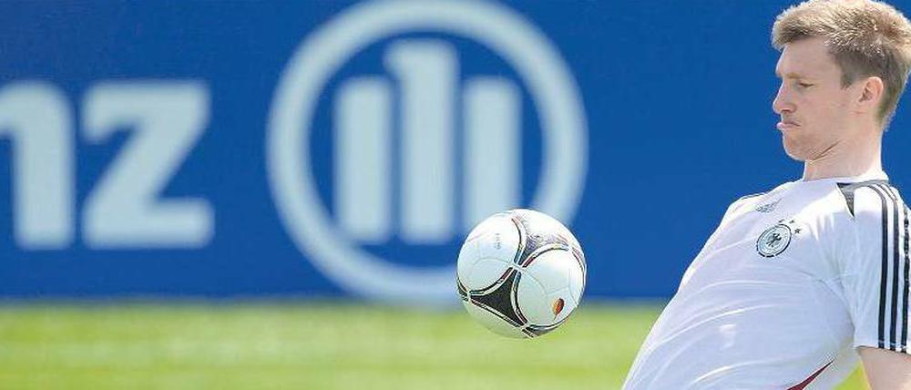Biegsam, nicht hölzern. Bundestrainer Joachim Löw hält große Stücke auf den 1,98 Meter langen Per Mertesacker. 