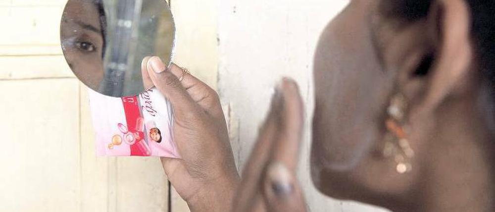 Hoffnung auf ein besseres Leben. Jayalakshmi Suvarna benutzt seit Jahren Bleichcreme, obwohl Hautärzte vor gesundheitlichen Schäden warnen. Foto: Lana Slezic/Visum