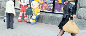 Boulevard der Träume. Straßenszene aus Kiew mit den Euro-Maskottchen Slavek und Slavko.Foto: Jens Kalaene, dpa