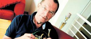 Das Jagdhorn muss mit. Ob zu Hause im Sessel oder im Wald auf dem Hochsitz – sein kleines Reisehorn hat Klaus Wallendorf immer dabei. Wenn er nicht tutet, schreibt er lustige Gedichte, Conférencen und nun auch Bücher.