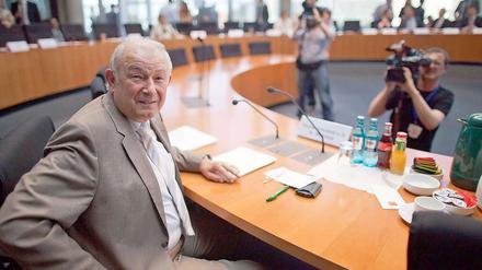 Kann keine Fehler erkennen: Günther Beckstein vor dem NSU-Untersuchungsausschuss.