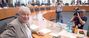 Kann keine Fehler erkennen: Günther Beckstein vor dem NSU-Untersuchungsausschuss.