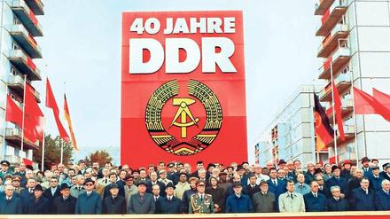 Infantiler Glaube. Die Ehrentribüne auf der Ostberliner Karl-Marx-Allee während der Militärparade am 7. Oktober 1989 mit Michail Gorbatschow und Erich Honecker. 