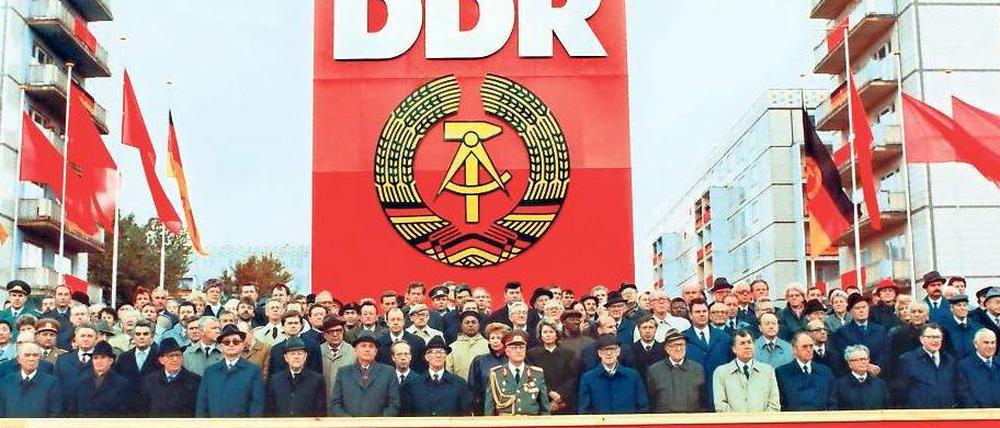 Infantiler Glaube. Die Ehrentribüne auf der Ostberliner Karl-Marx-Allee während der Militärparade am 7. Oktober 1989 mit Michail Gorbatschow und Erich Honecker.