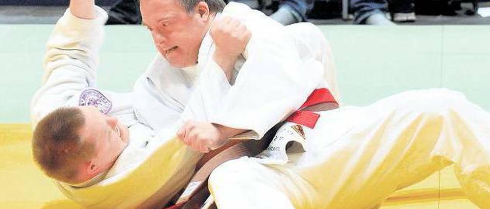 Kein Pardon. Judoka Daniel Herdrich (r.) kämpft seinen Widersacher Markus Schreiner bei den Special Olympics zu Boden. Foto: dpa