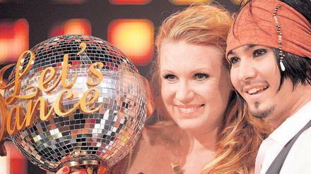 Freud und Leid. Die Ex-Turnerin Magdalena Brzeska und Tänzer Erich Klann freuen sich über den Sieg in der RTL-Tanzshow „Let’s Dance“. 5,20 Millionen Zuschauer sahen am Mittwoch zu, ein deutlicher Rückgang zu 2011, als 6,35 Millionen einschalteten. Foto: dpa
