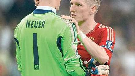 Ich schau dir in die Augen, Großer! Bastian Schweinsteiger, schwer angeschlagene Führungsfigur des FC Bayern, im Dialog mit seinem Klub- und Nationalmannschaftskollegen Manuel Neuer.