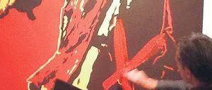 Das Kreuz mit der Kunst. Ein Protestler übermalt Jacob Zumas bestes Stück.