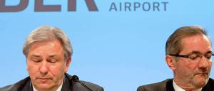 Die beiden "Hausherren" des BER: Klaus Wowereit und Matthias Platzeck. Besonders einer von beiden bekommt gerade die Häme wegen der verschobenen Flughafen-Eröffnung ab: Wowereit, Berlins Regierender Bürgermeister. Zu Unrecht, findet unser Autor. 