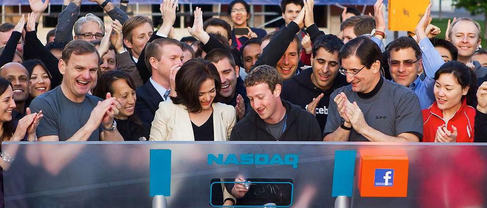 Großer Augenblick: Facebook-Gründer Zuckerberg (M.) eröffnet den Handelstag der US-Technologiebörse von seiner Firmenzentrale aus.