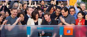 Großer Augenblick: Facebook-Gründer Zuckerberg (M.) eröffnet den Handelstag der US-Technologiebörse von seiner Firmenzentrale aus.
