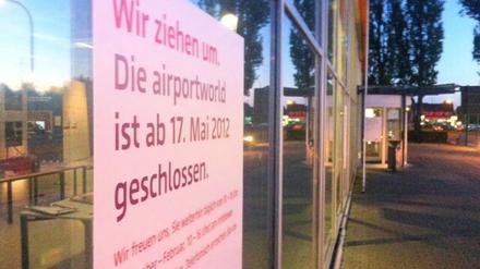 Es ist Nacht geworden in Schönefeld - doch die Beratungen dauern noch immer an. 