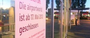 Es ist Nacht geworden in Schönefeld - doch die Beratungen dauern noch immer an. 