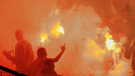 Inzwischen fast Alltag in deutschen Fußballtechnik: Fans zünden Pyrotechnik - auch um damit die Verbände herauszufordern.