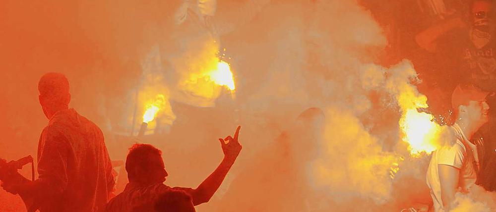 Inzwischen fast Alltag in deutschen Fußballtechnik: Fans zünden Pyrotechnik - auch um damit die Verbände herauszufordern.
