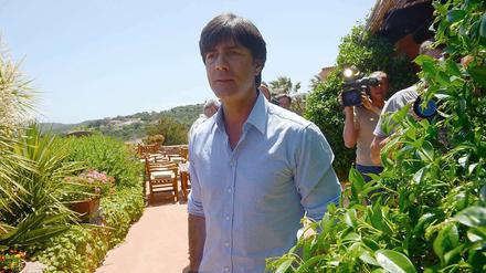 Da kann der Blick schon mal ins Weite schweifen. Joachim Löw im Trainingslager auf Sardinien.