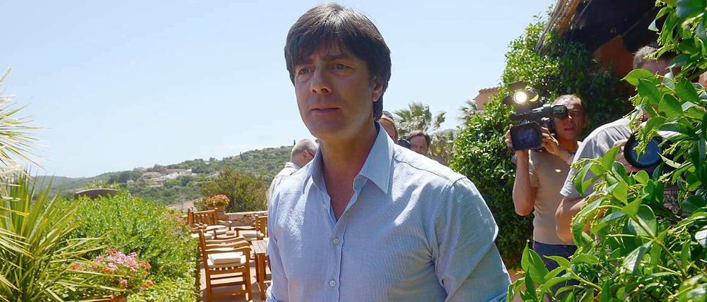 Da kann der Blick schon mal ins Weite schweifen. Joachim Löw im Trainingslager auf Sardinien.