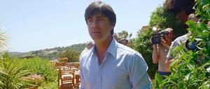 Da kann der Blick schon mal ins Weite schweifen. Joachim Löw im Trainingslager auf Sardinien.