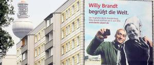 Und sie lächeln und lächeln und lächeln. DJ Paul van Dyk und Willy Brandt sind die Botschafter des Flughafens – und auch die Gesichter der aktuellen Krise.