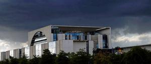 Über dem Bundeskanzleramt in Berlin ziehen dunkle Regenwolken auf. 