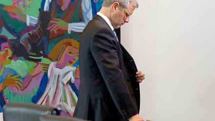 Am Ende einer viel versprechenden Karriere: Norbert Röttgen steht am Mittwochmorgen schon etwas am Rande des Kabinetts, dem er wenige Stunden später nicht mehr angehören wird. 