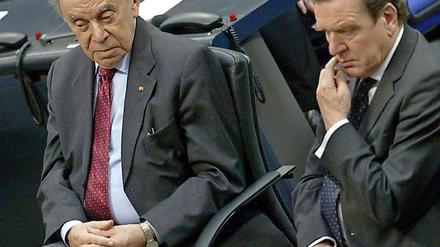 Auftritt im Bundestag: 2005 erinnerte Arno Lustiger im Beisein des damaligen Bundeskanzlers Gerhard Schröder an die Befreiung des KZs Auschwitz.
