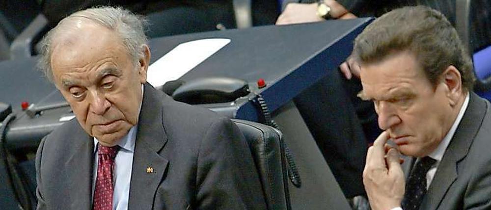 Auftritt im Bundestag: 2005 erinnerte Arno Lustiger im Beisein des damaligen Bundeskanzlers Gerhard Schröder an die Befreiung des KZs Auschwitz.