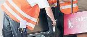 Auch Regierende müssen draußen bleiben. Noch zehn Monate dauert es, bis die Rolltreppen im neuen Terminal in Betrieb gehen – aller Voraussicht nach. Foto: dpa/Patrick Pleul