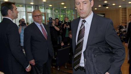Man sieht sich vor Gericht. Schiedsrichter Wolfgang Stark auf dem Weg zu seiner Aussage. Was er über das Verhalten der Berliner Spieler erzählte, dürfte weder Herthas Manager Michael Preetz (links) noch Präsident Werner Gegenbauer gefallen haben.