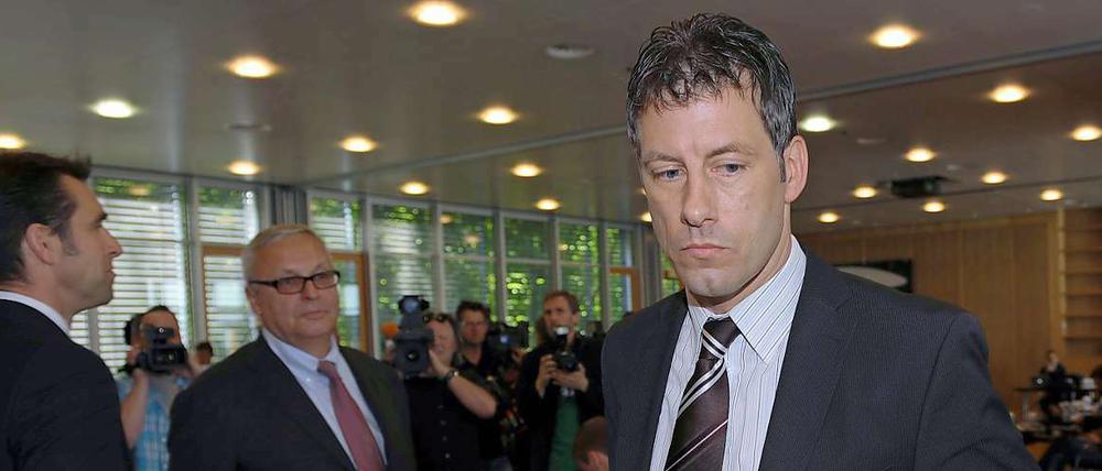 Man sieht sich vor Gericht. Schiedsrichter Wolfgang Stark auf dem Weg zu seiner Aussage. Was er über das Verhalten der Berliner Spieler erzählte, dürfte weder Herthas Manager Michael Preetz (links) noch Präsident Werner Gegenbauer gefallen haben.