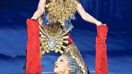 Liebe und Hiebe. Großes Kino mit Stella Doufexis als König Xerxes (oben) und Katarina Bradic als allseits begehrte Amastre. Foto: Bresadola/drama-berlin.de