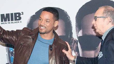 Zurück in Berlin. Will Smith und Regisseur Barry Sonnenfeld stellten sich im Adlon den Fotografen. Gemeinsam mit Josh Brolin und Nicole Scherzinger stellten sie „MIB 3“ vor. Foto: dpa