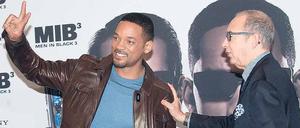 Zurück in Berlin. Will Smith und Regisseur Barry Sonnenfeld stellten sich im Adlon den Fotografen. Gemeinsam mit Josh Brolin und Nicole Scherzinger stellten sie „MIB 3“ vor. Foto: dpa