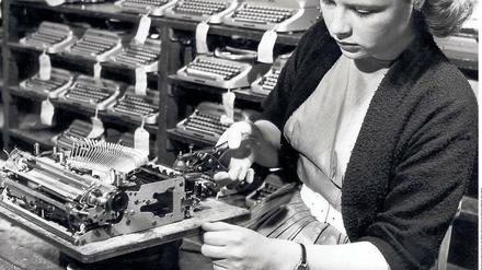 Tageswerk. Eine Frau setzt 1957 in Großbritannien eine Schreibmaschine zusammen.